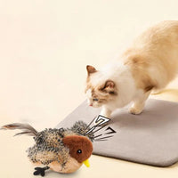 Gato curioso explorando el pájaro interactivo Aleteo