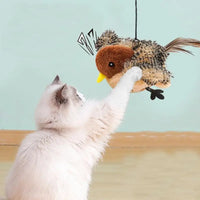 Gato blanco jugando con Aleteo, el pájaro interactivo de Pulso Felino